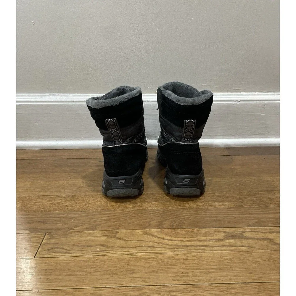 Skechers D’Lites Sz 8.5 EUR 38.5 Black Quilted Textile Lace Up Winter Boots